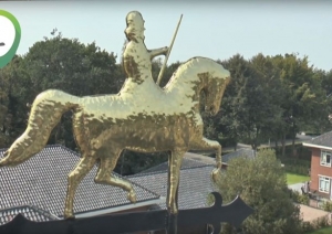 Windroos geplaatst op dak hoofdingang (video)